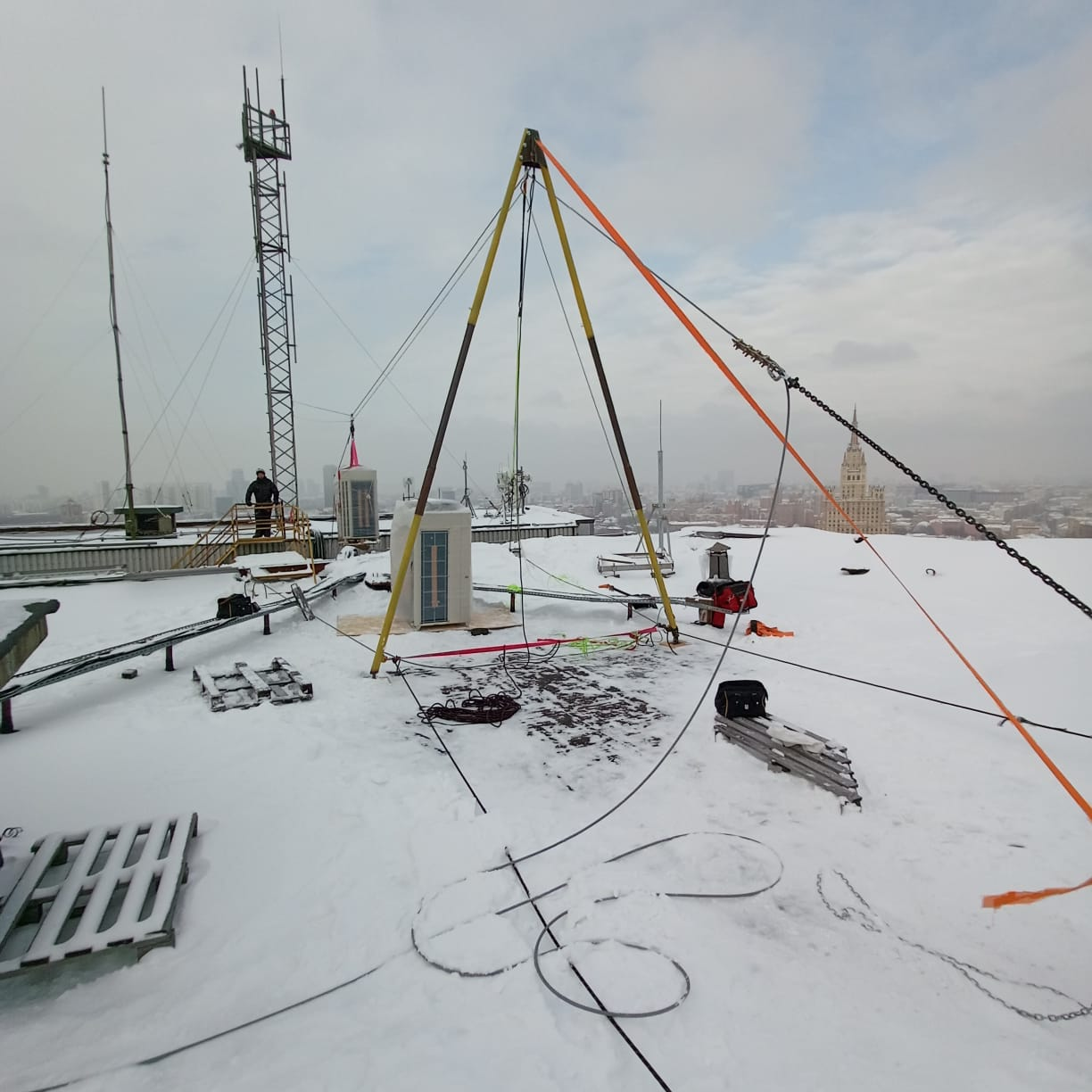 Подъем двух вентиляционных установок весом 300 кг