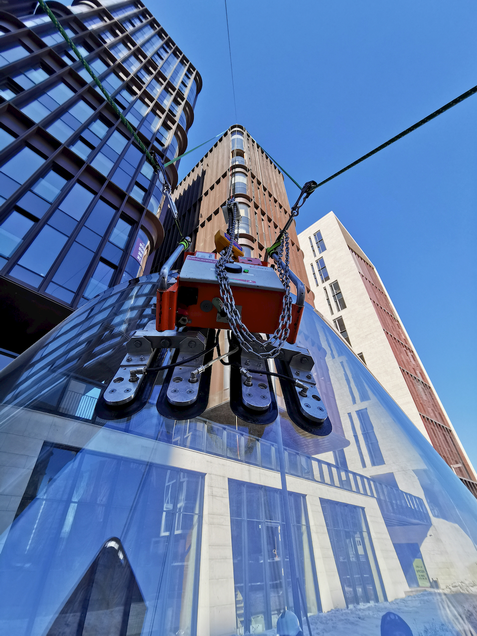 Монтаж малированных (радиусных) стеклопакетов на ЖК “Садовые кварталы”