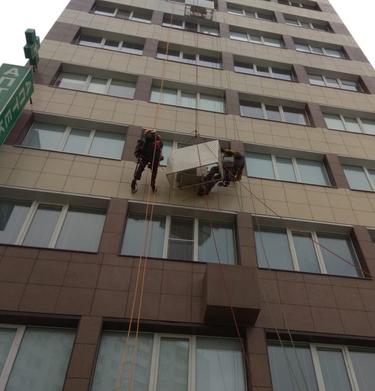 Монтаж кондиционеров альпинистами)